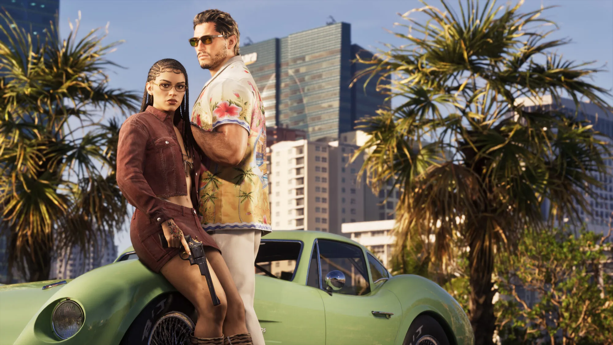 Jason y Lucía junto a un auto clásico verde en Vice City